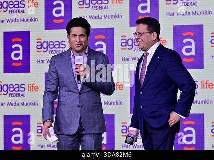 Mumbai, Indien. Dezember 2025. MUMBAI, INDIEN – 9. DEZEMBER: Der ehemalige indische Cricketspieler und Markenbotschafter Sachin Tendulkar und Jude Gomes, Managing Director und CEO von Ageas Federal Life Insurance, während der Enthüllung der neuen Markenidentität des Unternehmens am 9. Dezember 2025 in Mumbai, Indien. (Foto: Anshuman Poyrekar/Hindustan Times/SIPA USA) Credit: SIPA USA/Alamy Live News Stockfoto