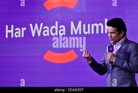MUMBAI, INDIEN – 9. DEZEMBER: Der ehemalige indische Cricketspieler und Markenbotschafter Sachin Tendulkar spricht während der Enthüllung der neuen Markenidentität von Ageas Federal Life Insurance am 9. Dezember 2025 in Mumbai, Indien. Foto: Anshuman Poyrekar/Hindustan Times Sachin Tendulkar, Markenbotschafter der Ageas Federal Life Insurance bei der Enthüllung der neuen Markenidentität Stockfoto