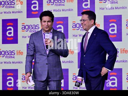 MUMBAI, INDIEN – 9. DEZEMBER: Ehemaliger indischer Cricketspieler und Markenbotschafter Sachin Tendulkar und Jude Gomes, Geschäftsführer und CEO von Ageas Federal Life Insurance, während der Enthüllung der neuen Markenidentität des Unternehmens am 9. Dezember 2025 in Mumbai, Indien. Foto: Anshuman Poyrekar/Hindustan Times Sachin Tendulkar, Markenbotschafter der Ageas Federal Life Insurance bei der Enthüllung der neuen Markenidentität Stockfoto
