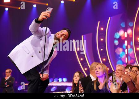 Die Giovanni Zarrella Show - Wir sagen Dankeschön Stefano Zarrella Content-Creator rund um das Thema Food, Bruder von Giovanni Zarrella macht Selfies mit seinen Fans im Anschluss an die Sendung. Die Giovanni Zarrella Show. ZDF-Live Sendung vom 22.11.2025 in der Baden-Arena Offenburg unter dem Motto Wir sagen Dankeschön. Offenburg, Baden-Württemberg, Deutschland. *** Die Giovanni Zarrella Show Wir sagen Dankeschön Stefano Zarrella Content Creator rund um das Thema Essen, Bruder von Giovanni Zarrella macht Selfies mit seinen Fans nach der Sendung die Giovanni Zarrella Show ZDF Live-Übertragung fro Stockfoto