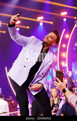 Die Giovanni Zarrella Show - Wir sagen Dankeschön Stefano Zarrella Content-Creator rund um das Thema Food, Bruder von Giovanni Zarrella macht Selfies mit seinen Fans im Anschluss an die Sendung. Die Giovanni Zarrella Show. ZDF-Live Sendung vom 22.11.2025 in der Baden-Arena Offenburg unter dem Motto Wir sagen Dankeschön. Offenburg, Baden-Württemberg, Deutschland. *** Die Giovanni Zarrella Show Wir sagen Dankeschön Stefano Zarrella Content Creator rund um das Thema Essen, Bruder von Giovanni Zarrella macht Selfies mit seinen Fans nach der Sendung die Giovanni Zarrella Show ZDF Live-Übertragung fro Stockfoto