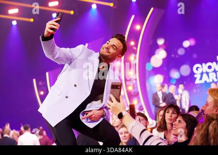 Die Giovanni Zarrella Show - Wir sagen Dankeschön Stefano Zarrella Content-Creator rund um das Thema Food, Bruder von Giovanni Zarrella macht Selfies mit seinen Fans im Anschluss an die Sendung. Die Giovanni Zarrella Show. ZDF-Live Sendung vom 22.11.2025 in der Baden-Arena Offenburg unter dem Motto Wir sagen Dankeschön. Offenburg, Baden-Württemberg, Deutschland. *** Die Giovanni Zarrella Show Wir sagen Dankeschön Stefano Zarrella Content Creator rund um das Thema Essen, Bruder von Giovanni Zarrella macht Selfies mit seinen Fans nach der Sendung die Giovanni Zarrella Show ZDF Live-Übertragung fro Stockfoto