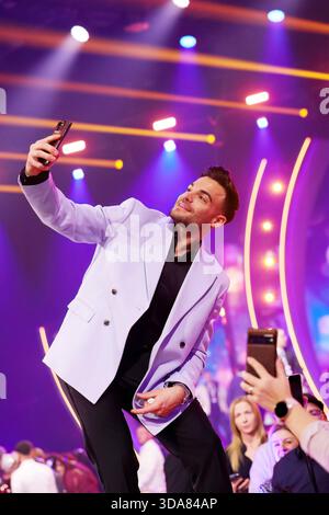 Die Giovanni Zarrella Show - Wir sagen Dankeschön Stefano Zarrella Content-Creator rund um das Thema Food, Bruder von Giovanni Zarrella macht Selfies mit seinen Fans im Anschluss an die Sendung. Die Giovanni Zarrella Show. ZDF-Live Sendung vom 22.11.2025 in der Baden-Arena Offenburg unter dem Motto Wir sagen Dankeschön. Offenburg, Baden-Württemberg, Deutschland. *** Die Giovanni Zarrella Show Wir sagen Dankeschön Stefano Zarrella Content Creator rund um das Thema Essen, Bruder von Giovanni Zarrella macht Selfies mit seinen Fans nach der Sendung die Giovanni Zarrella Show ZDF Live-Übertragung fro Stockfoto