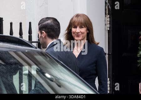 London, Großbritannien. Dezember 2025. Die Finanzkanzlerin Rachel Reeves verlässt die Downing Street, nachdem sie an der wöchentlichen Kabinettssitzung teilgenommen hatte. Quelle: Wiktor Szymanowicz/Alamy Live News Stockfoto