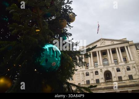 London, England, Großbritannien. Dezember 2025. Ein Weihnachtsbaum vor der Bank of England, der den Abbau von Arbeitsplätzen ankündigt. (Kreditbild: © Vuk Valcic/ZUMA Press Wire) NUR REDAKTIONELLE VERWENDUNG! Nicht für kommerzielle ZWECKE! Stockfoto