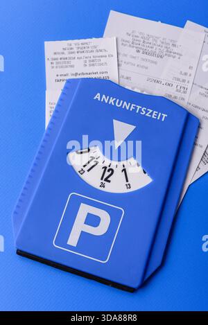 Eine Parkscheibe, eine Genehmigung oder ein Ticket für die Zeitmessung und die Bezahlung kommunaler Dienste. Eine Parkscheibe als Hintergrund für Ihr Design Stockfoto