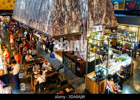Imbissstände und Essbereich im Mercato Centrale am Bahnhof Roma Termini, Italien. Stockfoto