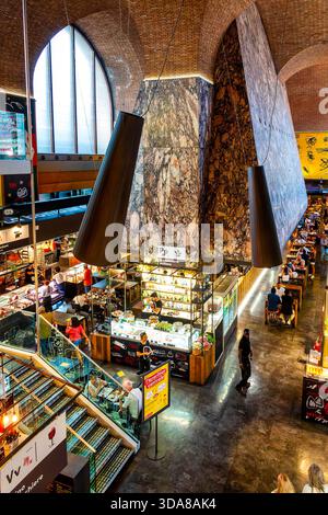 Imbissstände und Essbereich im Mercato Centrale am Bahnhof Roma Termini, Italien. Stockfoto
