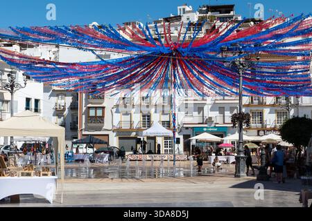 Andalusien in Spanien: Torrox Pueblo unter Zubereitungen für die lokale Feria. Stockfoto