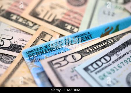 Amerikanische US-Dollar-Geldscheine mit permanentem Resident Green Card Diversity Visum Nahaufnahme Stockfoto