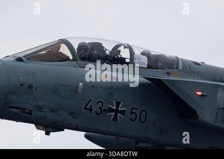Nahaufnahme der Luftwaffe Panavia Tornado IDS 43-50, Serie 135/GS024/4050, die den Piloten während des Fluges auf der Sanicole Air Show 2019 in Belgien zeigt. Stockfoto