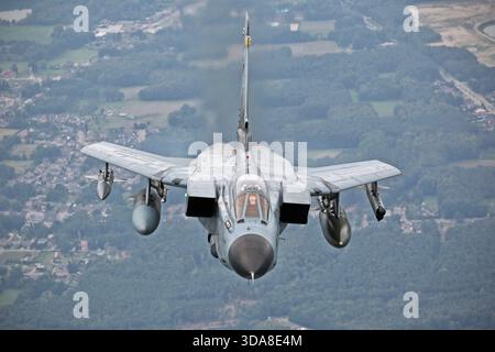 Luftbild einer Luftwaffe Panavia Tornado IDS, Eintragungsnummer 43-50, Serie 135/GS024/4050, Flug auf der Sanicole Air Show in Belgien im Jahr 2019. Der zweimotorige Mehrzweckjäger wird während des Fluges als Teil der Luftdemonstration gefangen genommen. Stockfoto