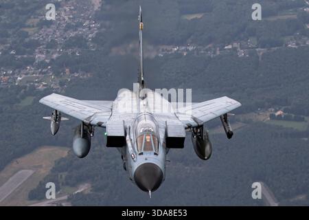 Luftbild der Luftwaffe Panavia Tornado IDS 43-50, Serienbild 135/GS024/4050, das während der Sanicole Air Show 2019 in Belgien fliegt und Flugzeuge im Ebenen Flug zeigt. Stockfoto