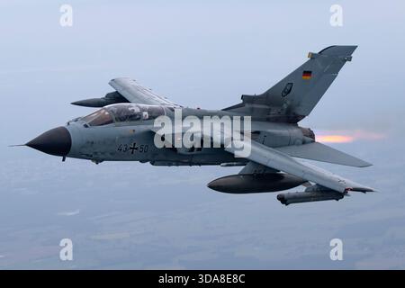 Luft-Luft-Ansicht der Luftwaffe Panavia Tornado IDS 43-50, Serie 135/GS024/4050, Flug über der Sanicole Air Show 2019 in Belgien, mit Flugzeugstruktur und -Markierungen. Stockfoto