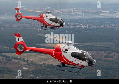 Luft-Luft-Foto von HeliDax Eurocopter EC-120B Colibri Hubschraubern, Zulassungen F-HBKN und F-HBKL, Flug auf der Sanicole Air Show, Belgien, 2019. Stockfoto