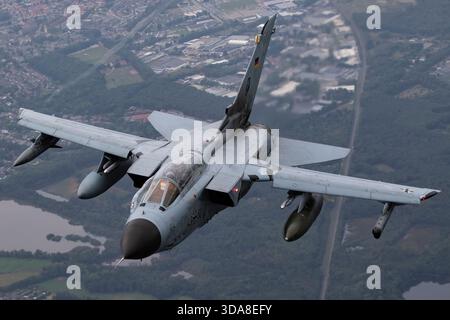 Panavia Tornado IDS der Deutschen Luftwaffe, Eintragungszeichen 43-50, Seriennr. 135/GS024/4050, fliegt während der Sanicole Air Show 2019 in Belgien. Stockfoto