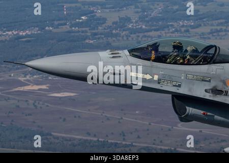 Luft-Luft-Foto der belgischen Luftwaffe General Dynamics F-16 im Kampf gegen Falcon von der Tiger Squadron, die während der Sanicole Air Show in Belgien im Jahr 2019 flog. Das Bild zeigt das Flugzeug im Formationsflug gegen einen klaren Himmel. Stockfoto