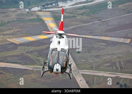 Luftbild eines HeliDax-betriebenen Eurocopter EC-120B Colibri, aufgenommen auf der Sanicole Air Show in Belgien im Jahr 2019. Das Foto dokumentiert den Hubschrauber, der in einer Ausstellungsumgebung fliegt. Stockfoto