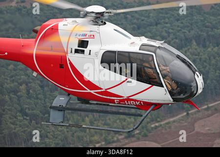 Luftbild eines HeliDax Eurocopter EC-120B Colibri Hubschraubers mit der Registrierung F-HBKL, der während der Sanicole Air Show in Belgien 2019 flog. Das Foto zeigt den Helikopter im stabilen Flug. Stockfoto