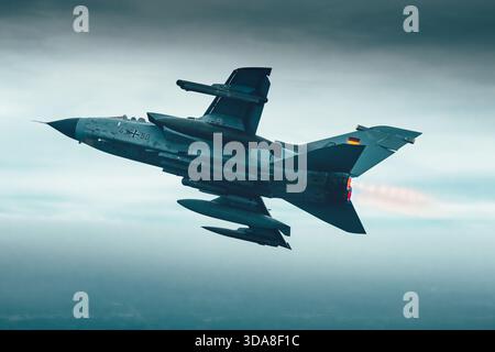 Luftaufnahme einer Luftwaffe Panavia Tornado IDS, Registrierung 43-50, Serie 135/GS024/4050, Flug mit Nachbrenner und Aufwärmen während der Sanicole Air Show in Belgien 2019. Das zweimotorige Kampfflugzeug wird als Teil der Antennenanzeige angezeigt. Stockfoto