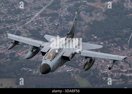Deutsche Luftwaffe Panavia Tornado IDS, Kennzeichen 43-50, Serie 135/GS024/4050, auf dem Flug über Belgien während der Sanicole Air Show 2019. Stockfoto