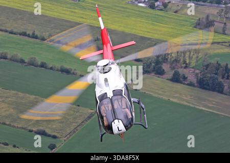 Luft-Luft-Foto eines HeliDax Eurocopter EC-120B Colibri Hubschraubers, der während der Sanicole Air Show in Belgien 2019 flog. Das Bild zeigt den einmotorigen leichten Hubschrauber im Flug mit Hauptrotor und Heckausleger gut sichtbar. Stockfoto