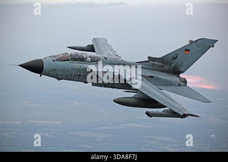 Luftaufnahme einer Luftwaffe Panavia Tornado IDS, Eintragungsnummer 43-50, Serie 135/GS024/4050, mit Nachbrenner und Nachwärmfunktion während der Sanicole Air Show in Belgien 2019. Der zweimotorige Mehrzweckjäger wird während des Fluges am Antennendisplay gezeigt. Stockfoto