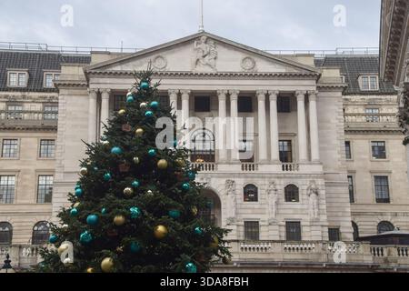 London, Großbritannien. Dezember 2025. Allgemeine Ansicht eines Weihnachtsbaums vor der Bank of England. (Credit Image: © Vuk Valcic/SOPA Images via ZUMA Press Wire) NUR REDAKTIONELLE VERWENDUNG! Nicht für kommerzielle ZWECKE! Stockfoto