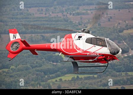 Luftaufnahme eines HeliDax Eurocopter EC-120B Colibri, Kennzeichen F-HBKN, aufgenommen auf dem Flug auf der Sanicole Air Show in Belgien im Jahr 2019. Das Bild dokumentiert den Helikopter während der Veranstaltung. Stockfoto