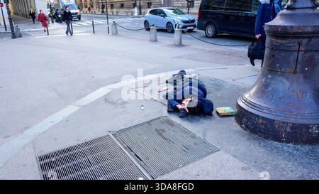 Obdachloser schläft auf der Straße in Paris Stockfoto