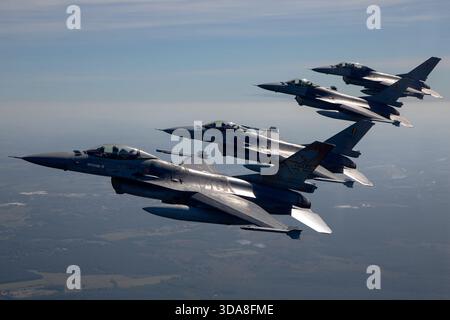 Luftaufnahme von vier Luftwaffenflugzeugen der belgischen Luftwaffe General Dynamics F-16 von der Tiger Squadron, die während der Sanicole Air Show in Belgien 2019 in enger Formation flogen. Das Bild zeigt Flugzeuge mit den Zulassungen FA-104, FA-106, FA-116 und FB-20 gegen den Himmel. Stockfoto