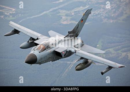 Luftbild mit einer Luftwaffe Panavia Tornado IDS, Kennzeichen 43-50, Serie 135/GS024/4050, aufgenommen im Flug auf der Sanicole Air Show in Belgien im Jahr 2019. Der Multifunktionsjäger wird aus einem Seitenwinkel fotografiert. Stockfoto