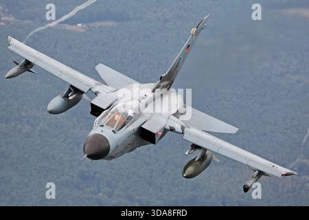 Luftbild einer Luftwaffe Panavia Tornado IDS, Eintragungsnummer 43-50, Serie 135/GS024/4050, Flug während der Sanicole Air Show in Belgien im Jahr 2019. Der zweimotorige Mehrzweckjäger wird im Level-Flight als Teil der Luftanzeige erfasst. Stockfoto