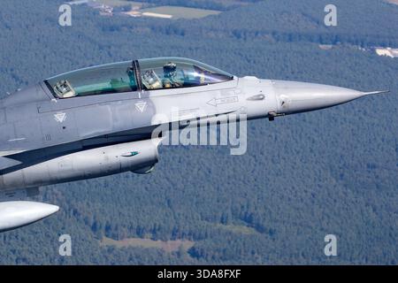 Detaillierte Luft-Luft-Fotografie einer belgischen Luftwaffe F-16, die den Falken während des Fluges auf der Sanicole Air Show in Belgien im Jahr 2019 fokussiert. Die Abbildung zeigt das Schutzdach, das Pilotgetriebe und den Bereich der Flugzeugnase. Stockfoto