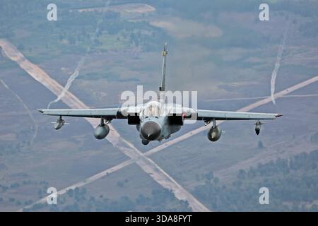 Luftbild einer Luftwaffe Panavia Tornado IDS, Eintragungsnummer 43-50, Serie 135/GS024/4050, die während der Sanicole Air Show 2019 über Belgien fliegt, mit variablen Flügeln, zweimotorigem Layout, Rumpf, Cockpitdach, Heckbaugruppe und Kennzeichnung der deutschen Luftwaffe. Stockfoto