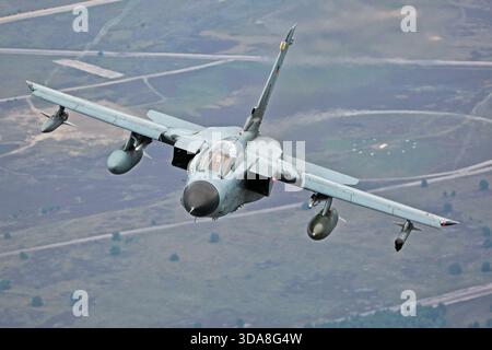 Luftbild einer Luftwaffe Panavia Tornado IDS, Eintragungsnummer 43-50, Serie 135/GS024/4050, aufgenommen auf der Sanicole Air Show 2019 in Belgien, mit variablem Schwenkflügel, zweimotorigem Layout, Rumpf, Cockpit-Vordach, Heckbaugruppe und Kennzeichnung der deutschen Luftwaffe. Stockfoto