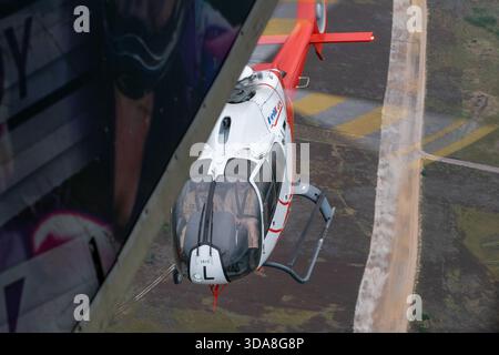 Ein Luft-Luft-Foto des HeliDax Eurocopter EC-120 Colibri, EC-120B Calliopé, auf der Sanicole Air Show 2019 in Belgien, das den einzelnen Hauptrotor, den Heckrotor, das Blasendach und den kompakten Rumpf zeigt. Stockfoto