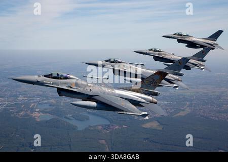 Luftaufnahme von vier Luftwaffenflugzeugen der belgischen Luftwaffe General Dynamics F-16 von der Tiger Squadron, die während der Sanicole Air Show in Belgien 2019 in enger Formation flogen. Das Bild zeigt Flugzeuge mit den Zulassungen FA-104, FA-106, FA-116 und FB-20 gegen den Himmel. Stockfoto