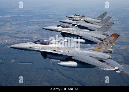 Luftaufnahme von vier Luftwaffenflugzeugen der belgischen Luftwaffe General Dynamics F-16 von der Tiger Squadron, die während der Sanicole Air Show in Belgien 2019 in enger Formation flogen. Das Bild zeigt Flugzeuge mit den Zulassungen FA-104, FA-106, FA-116 und FB-20 gegen den Himmel. Stockfoto