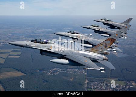 Luftaufnahme von vier Luftwaffenflugzeugen der belgischen Luftwaffe General Dynamics F-16 von der Tiger Squadron, die während der Sanicole Air Show in Belgien 2019 in enger Formation flogen. Das Bild zeigt Flugzeuge mit den Zulassungen FA-104, FA-106, FA-116 und FB-20 gegen den Himmel. Stockfoto