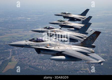Luftaufnahme von vier Luftwaffenflugzeugen der belgischen Luftwaffe General Dynamics F-16 von der Tiger Squadron, die während der Sanicole Air Show in Belgien 2019 in enger Formation flogen. Das Bild zeigt Flugzeuge mit den Zulassungen FA-104, FA-106, FA-116 und FB-20 gegen den Himmel. Stockfoto