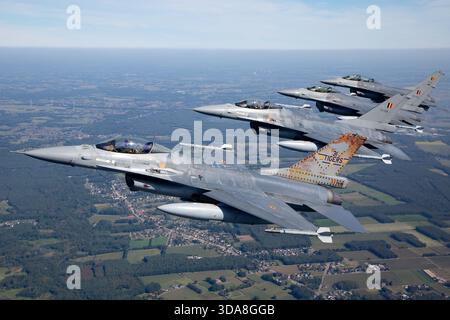 Luftaufnahme von vier Luftwaffenflugzeugen der belgischen Luftwaffe General Dynamics F-16 von der Tiger Squadron, die während der Sanicole Air Show in Belgien 2019 in enger Formation flogen. Das Bild zeigt Flugzeuge mit den Zulassungen FA-104, FA-106, FA-116 und FB-20 gegen den Himmel. Stockfoto