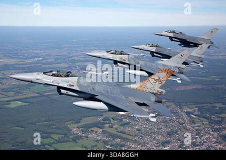 Luftaufnahme von vier Luftwaffenflugzeugen der belgischen Luftwaffe General Dynamics F-16 von der Tiger Squadron, die während der Sanicole Air Show in Belgien 2019 in enger Formation flogen. Das Bild zeigt Flugzeuge mit den Zulassungen FA-104, FA-106, FA-116 und FB-20 gegen den Himmel. Stockfoto