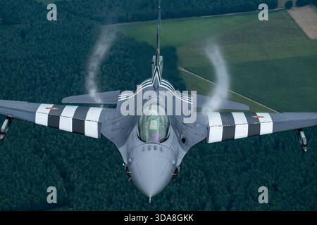 Luft-Luft-Nahaufnahme eines F16-Kampffalken der belgischen Luftwaffe aus der 350. Geschwader, Kennzeichen FA-57, Militärcode MN-L, mit D-Day-Markierungen zum 75. Jahrestag und Heckkunst. Das Bild zeigt den Piloten im Cockpit während der Sanicole Air Show 2019. Stockfoto