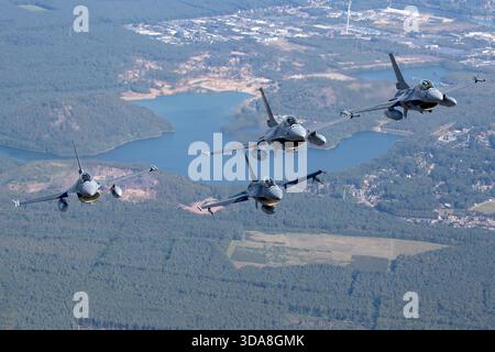 Air-to-Air-Fotografie von zwei F-16 der belgischen Luftwaffe, die während der Sanicole Air Show in Belgien 2019 in Formation flogen. Das Bild zeigt die F-16 FA-124 der 349 Geschwader in Anstricharbeiten zum 50. Jahrestag zusammen mit F-16 FA-116 der Tigergeschwader mit der Sempergeier-Schweifkunst zum 30. Jahrestag. Stockfoto