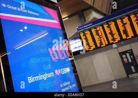 Beschilderung zum Start der neu geschaffenen Great British Railways (GBR), die am 9. Dezember 2025 in London, England, am Bahnhof London Bridge in Betrieb genommen wurde. Das Design und Branding für „Great British Railways“ wurde heute vorgestellt, da Züge und Bahnhöfe die neuen Designs des nächsten Jahres übernehmen. Das renationalisierte Eisenbahnnetz des Vereinigten Königreichs ist wieder in Staatsbesitz. Im vergangenen Jahr hat sie drei Schienenpersonenverkehrskonzessionen wieder in die öffentliche Kontrolle gebracht, was Teil des Wahlprogramms der Labour Party ist. Stockfoto