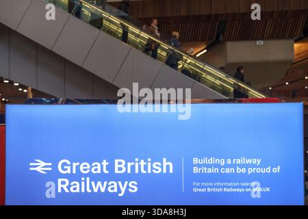 Beschilderung zum Start der neu geschaffenen Great British Railways (GBR), die am 9. Dezember 2025 in London, England, am Bahnhof London Bridge in Betrieb genommen wurde. Das Design und Branding für „Great British Railways“ wurde heute vorgestellt, da Züge und Bahnhöfe die neuen Designs des nächsten Jahres übernehmen. Das renationalisierte Eisenbahnnetz des Vereinigten Königreichs ist wieder in Staatsbesitz. Im vergangenen Jahr hat sie drei Schienenpersonenverkehrskonzessionen wieder in die öffentliche Kontrolle gebracht, was Teil des Wahlprogramms der Labour Party ist. Stockfoto