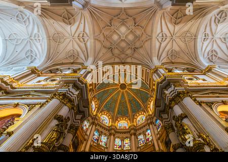 Inneres der Metropolitan Cathedral-Basilika der Inkarnation in Granada, Andalusien, Spanien. Es hat herrliche gerippte Gewölbe in verschiedenen Stilen, Gothi Stockfoto