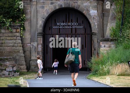 Nottingham, Großbritannien - 28. Juni 2025: Eintritt zur Robin Hood-Ausstellung im Nottingham Castle in Nottingham, Großbritannien. Stockfoto