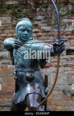 Nottingham, Großbritannien - 28. Juni 2025: Statue des heldenhaften Gesetzlosen Robin Hood auf Nottingham Castle in Nottingham, Großbritannien. Stockfoto